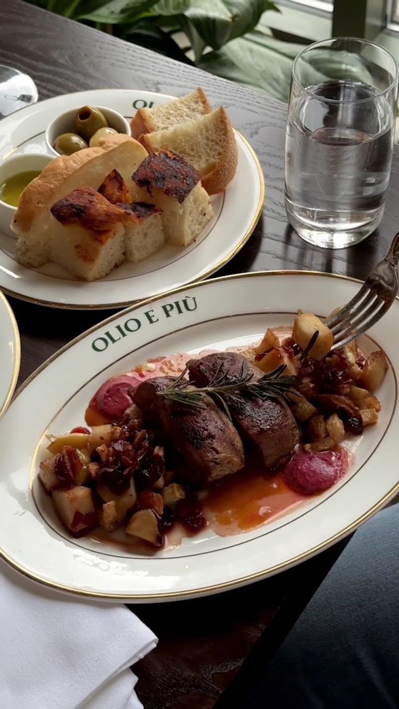 OLIO E PIU — Chicago, Illinois OLIO E PIU — Chicago, Illinois