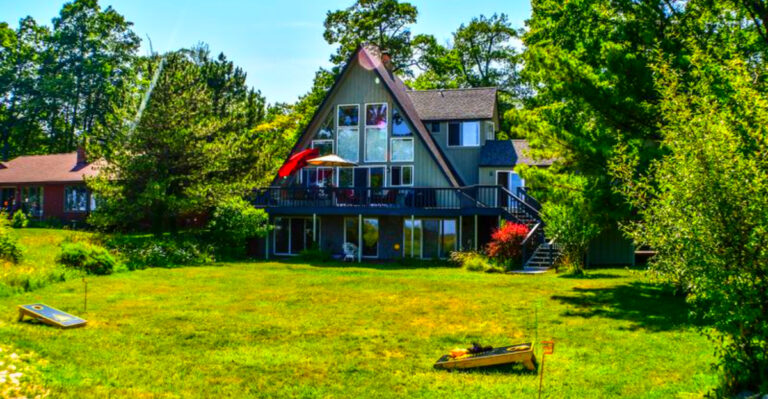 On Michigan’s Sunrise Coast, This Tiny Town Hideaway Is Pure Peace