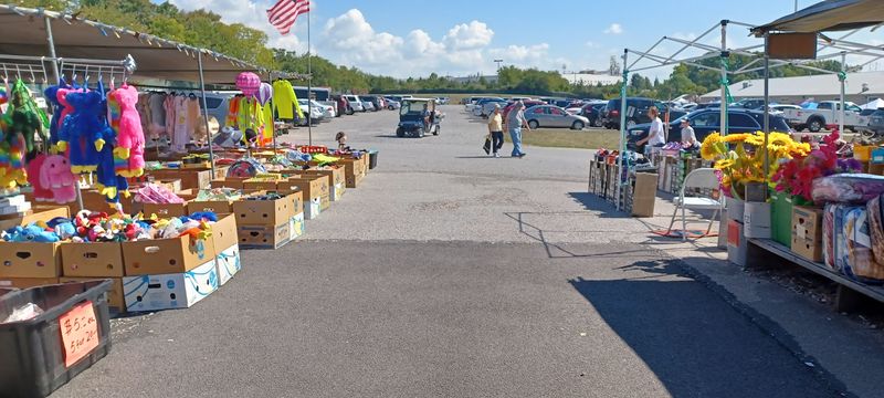 Outdoor Vendors and the Yard-Sale Energy That Keeps You Guessing Outdoor Vendors and the Yard-Sale Energy That Keeps You Guessing