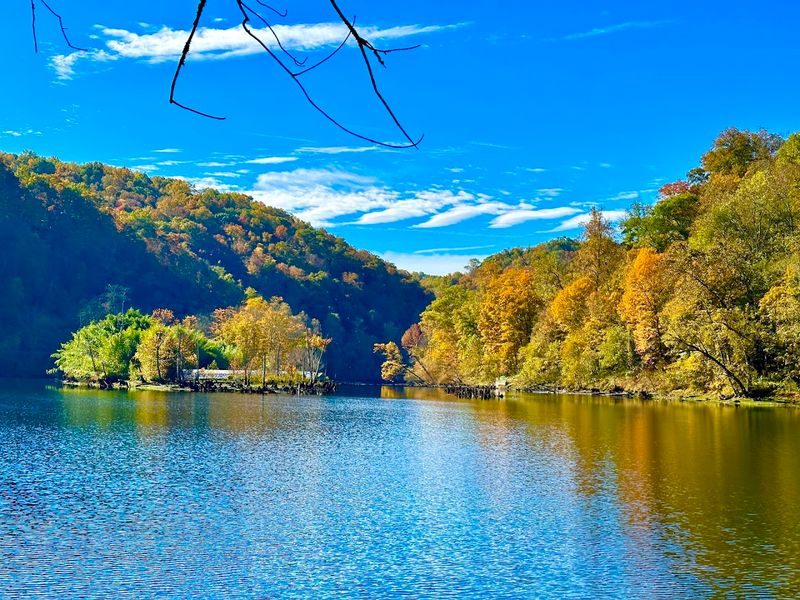 Paddling the Gorgeous Clinch River Waters Paddling the Gorgeous Clinch River Waters