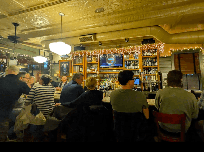 Reservations, Crowds, and What to Expect on a Saturday Night Reservations, Crowds, and What to Expect on a Saturday Night