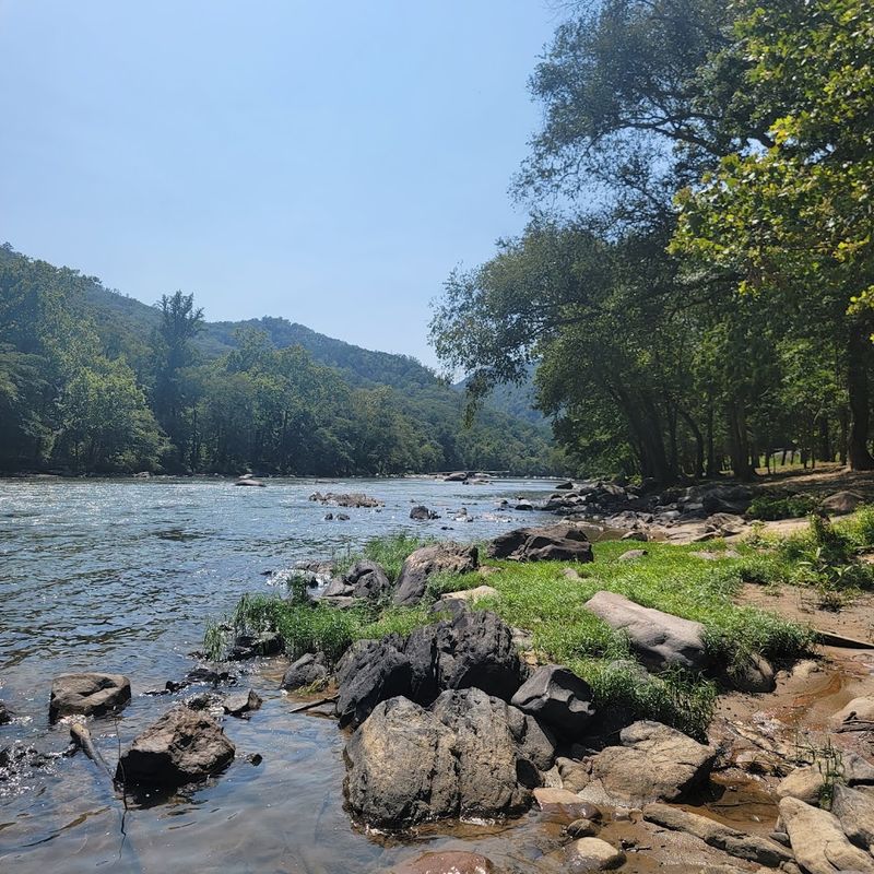 Riverside Views That Do the Talking