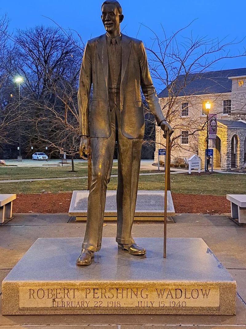 Robert Wadlow Statue — Alton Robert Wadlow Statue — Alton