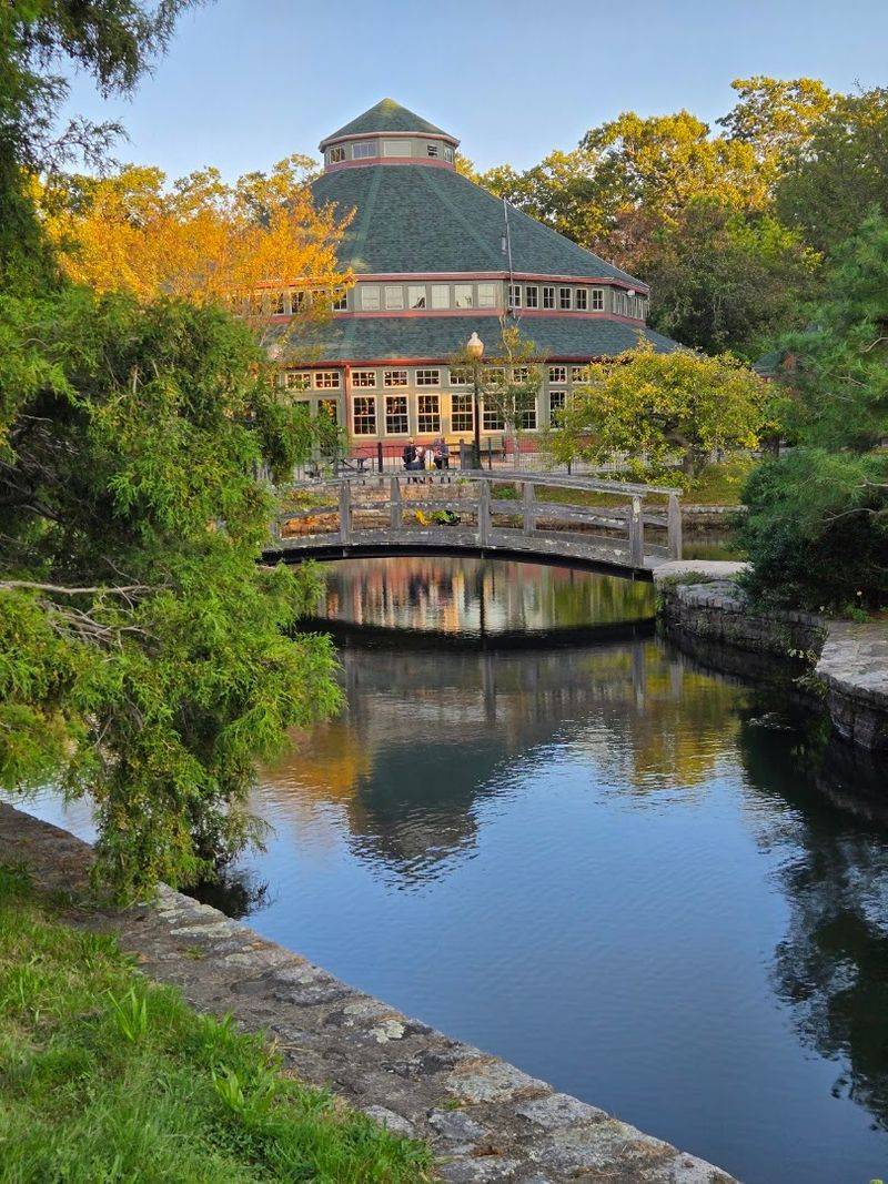 Roger Williams Park as the Perfect Backdrop Roger Williams Park as the Perfect Backdrop