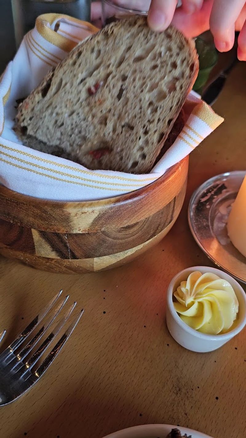 Service That Goes Well Beyond Bringing Plates to the Table Service That Goes Well Beyond Bringing Plates to the Table