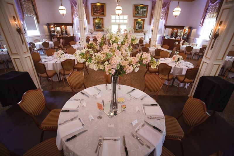 Sisters Restaurant and the Dining Experience Inside a Historic Setting Sisters Restaurant and the Dining Experience Inside a Historic Setting