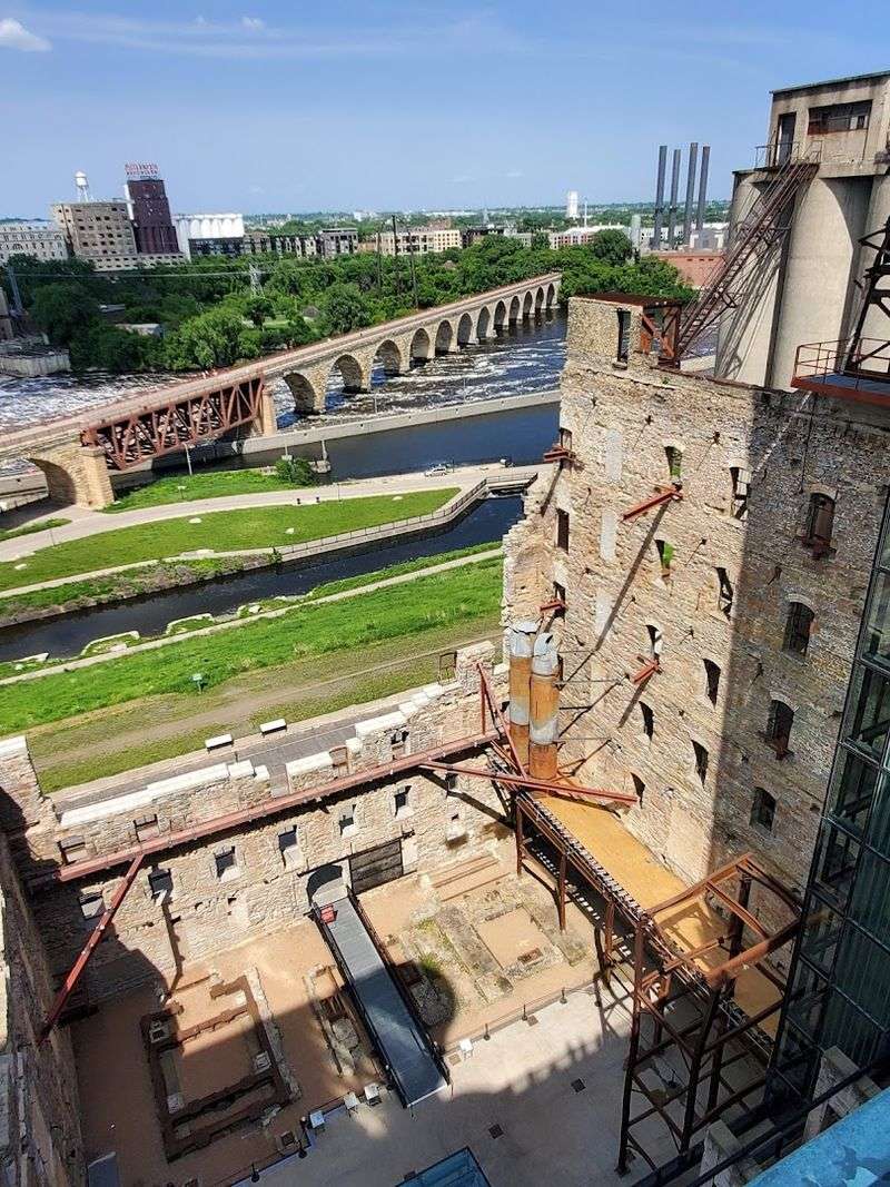 St. Anthony Falls and the Power of the Mississippi St. Anthony Falls and the Power of the Mississippi