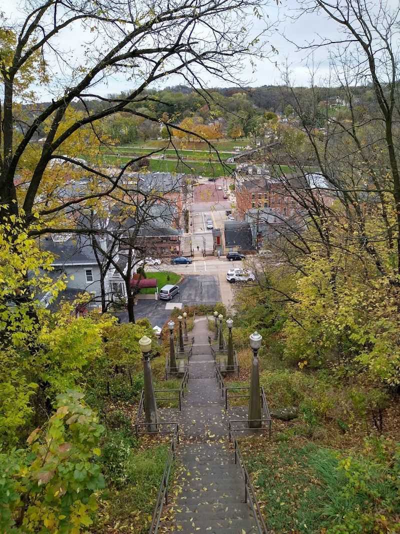 Strolling Bench Street and the Neighborhood Hills Strolling Bench Street and the Neighborhood Hills