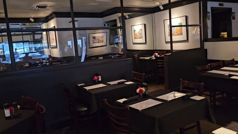 The Art-Lined Walls That Set the Mood The Art-Lined Walls That Set the Mood