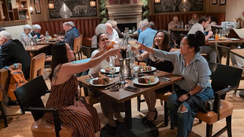 The Atmosphere That Keeps People Coming Back Before the Food Even Arrives The Atmosphere That Keeps People Coming Back Before the Food Even Arrives