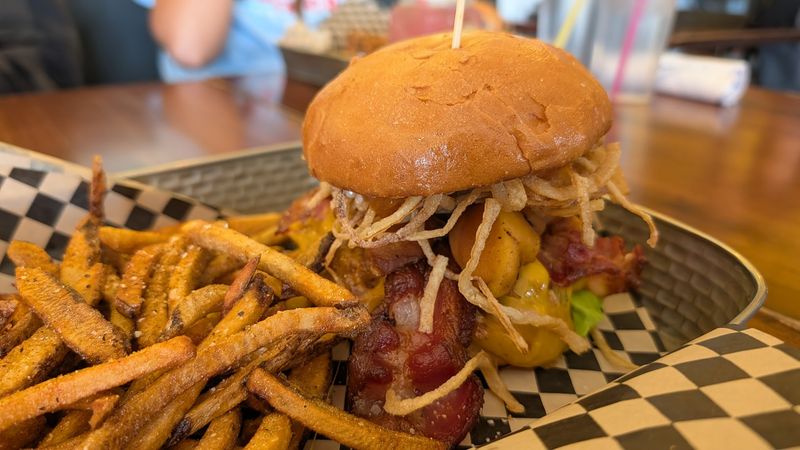 The Burger That Puts Peaches on the Menu The Burger That Puts Peaches on the Menu