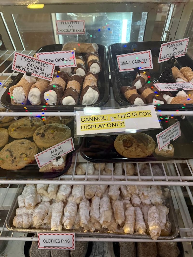 The Cannoli That Keeps People Coming Back