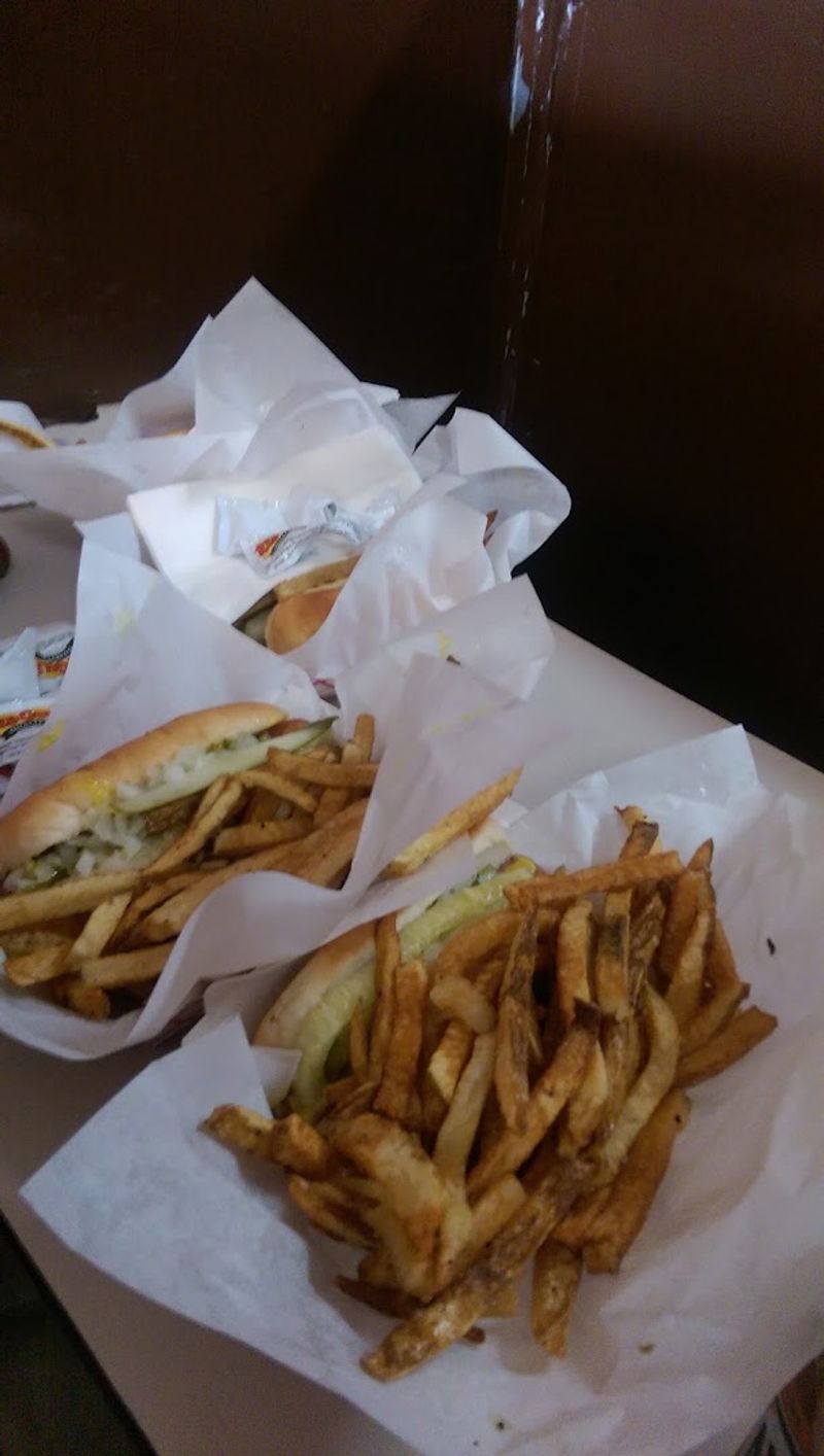 The Chicago-Style Hot Dog That Keeps Them Coming Back