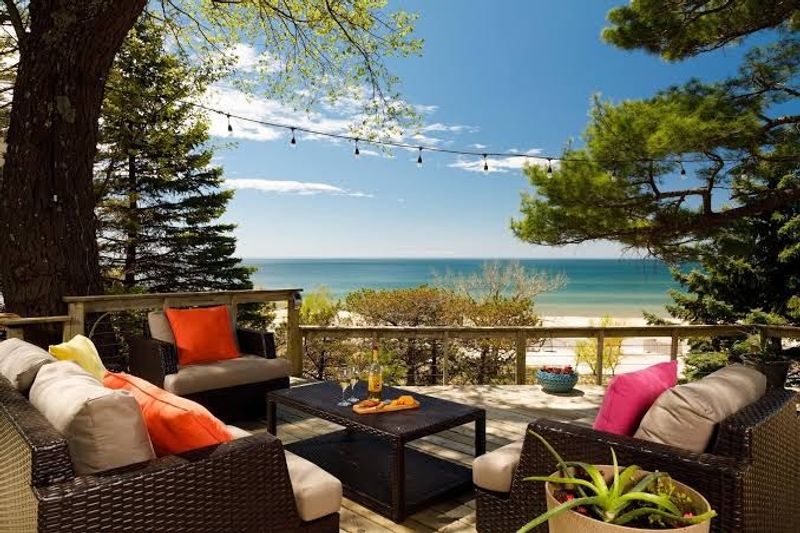 The Comfort That Defines Looking Glass Beachfront Inn