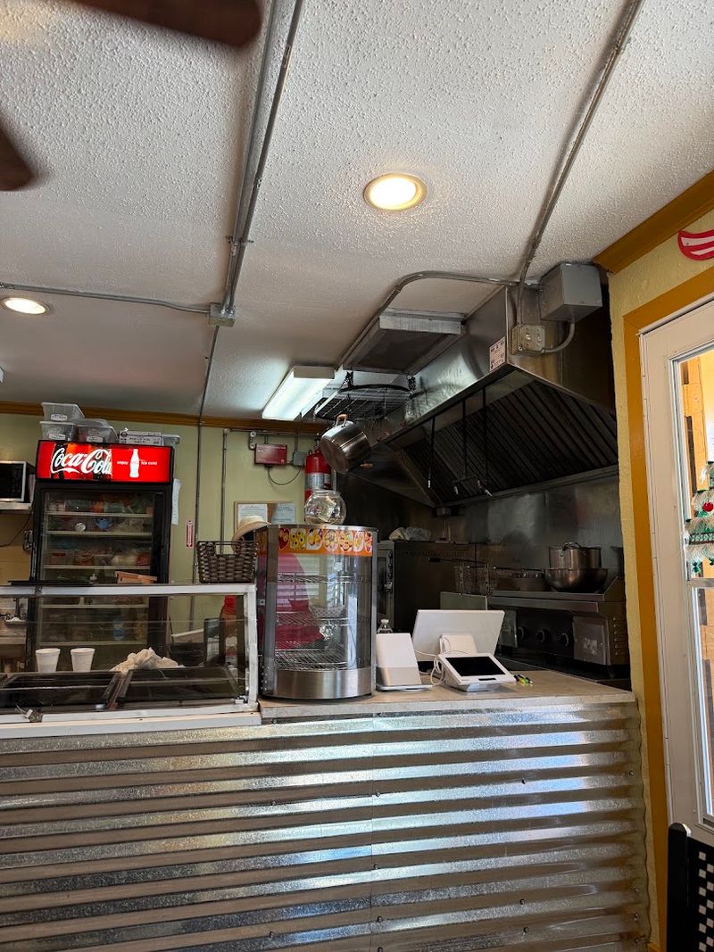 The Cozy Counter-Service Setup That Feels Like Home The Cozy Counter-Service Setup That Feels Like Home