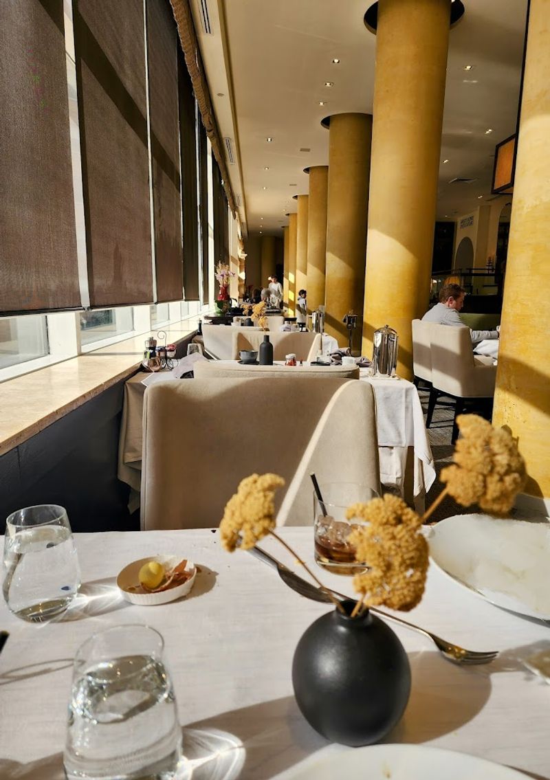 The Dining Room Atmosphere and What It Feels Like to Sit There The Dining Room Atmosphere and What It Feels Like to Sit There