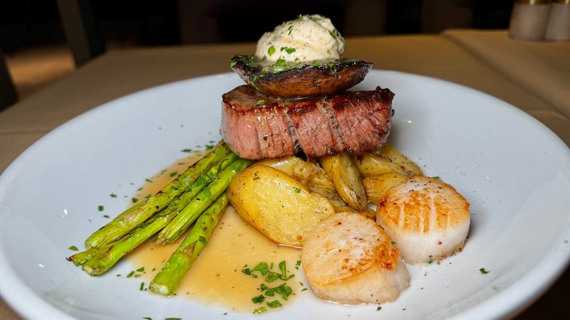 The Filet and Chops That Give Steakhouse Fans a Reason to Convert The Filet and Chops That Give Steakhouse Fans a Reason to Convert