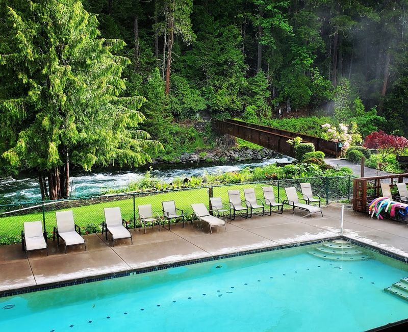 The Hot Spring Pools That Make the Trip Worth It The Hot Spring Pools That Make the Trip Worth It