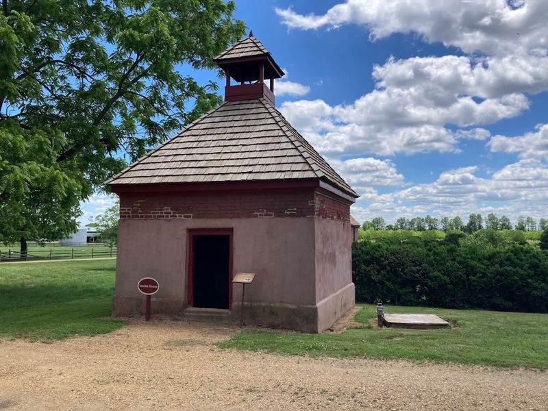 The Outbuildings That Complete the Colonial Picture The Outbuildings That Complete the Colonial Picture