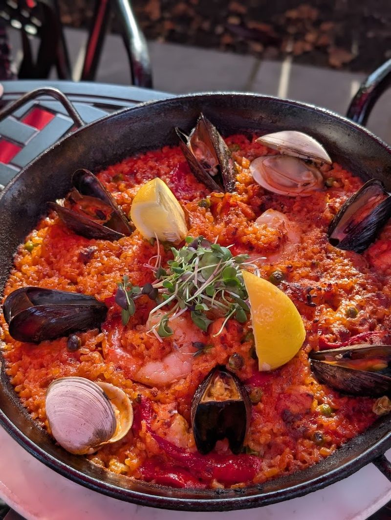 The Paella That Draws People Back Again and Again