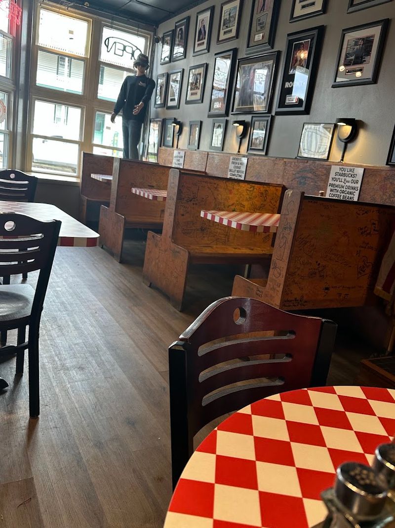 The Retro Atmosphere That Makes Lunch Feel Like an Event The Retro Atmosphere That Makes Lunch Feel Like an Event
