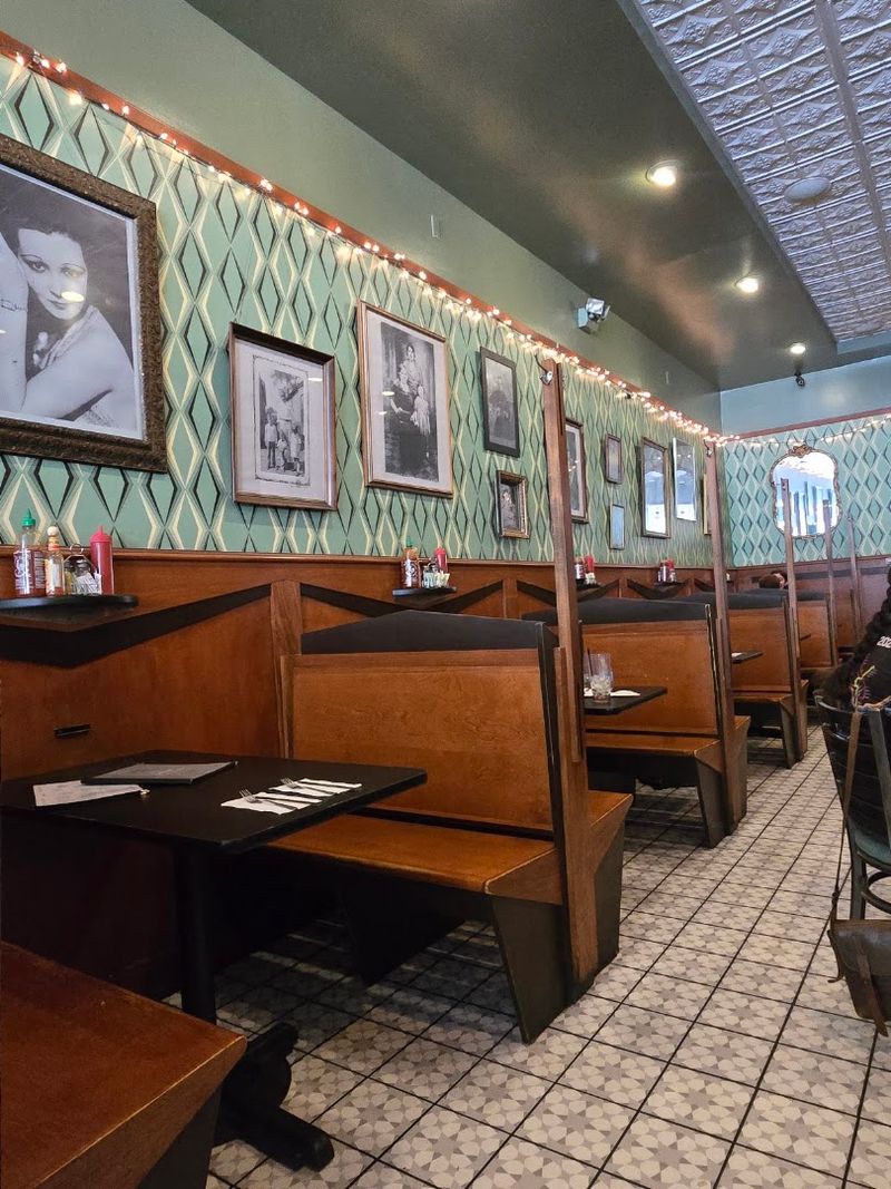 The Retro Atmosphere That Makes the Meal Feel Complete