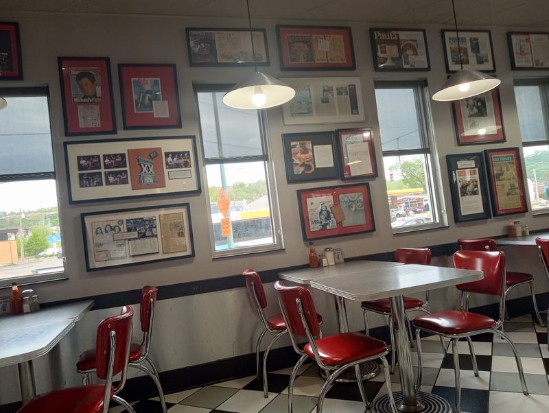 The Retro Diner Atmosphere That Feels Genuinely Earned