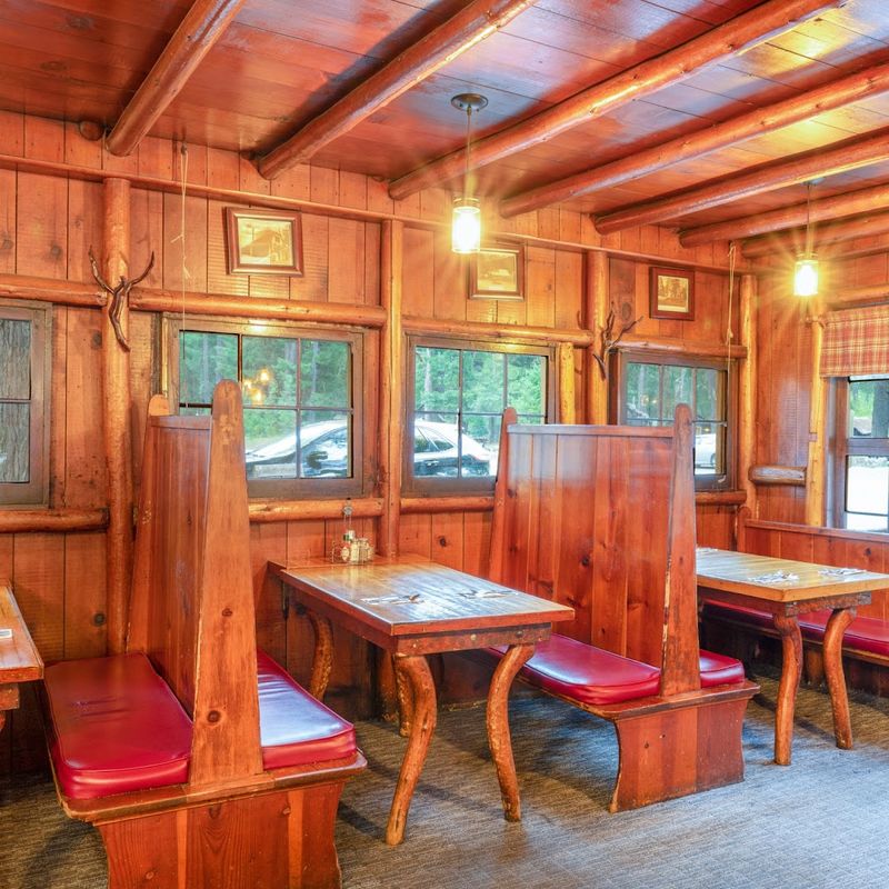 The Setting That Makes the Meal Better The Setting That Makes the Meal Better