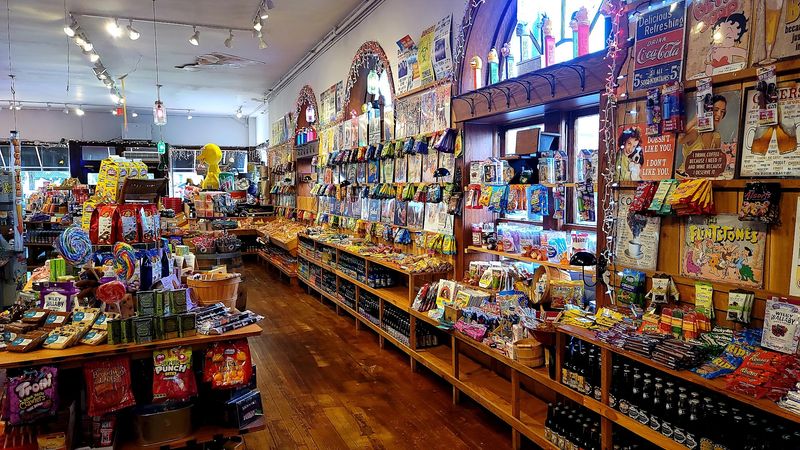 The Store's Atmosphere and Visual Appeal The Store's Atmosphere and Visual Appeal