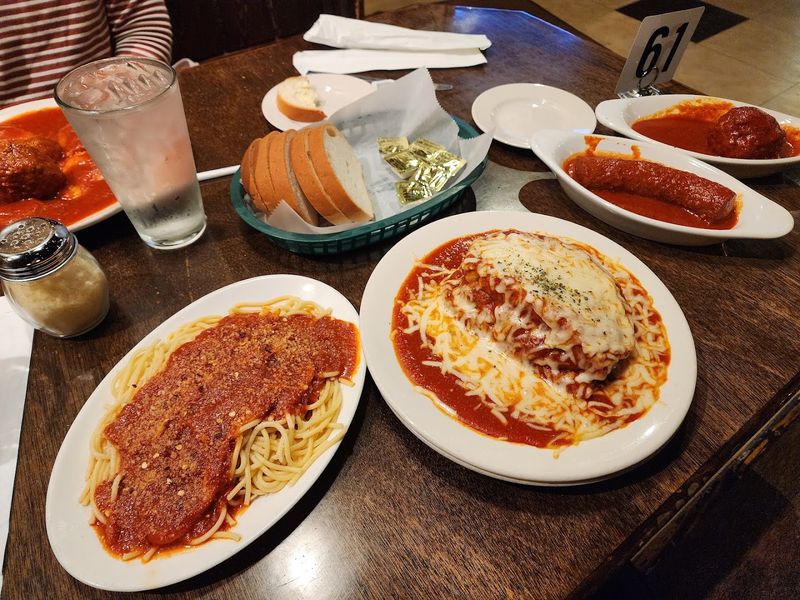 The Weekday Lunch Buffet That Draws a Midday Crowd The Weekday Lunch Buffet That Draws a Midday Crowd