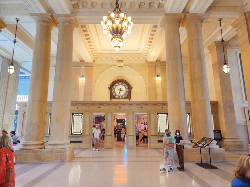 The lobby still knows how to stun The lobby still knows how to stun