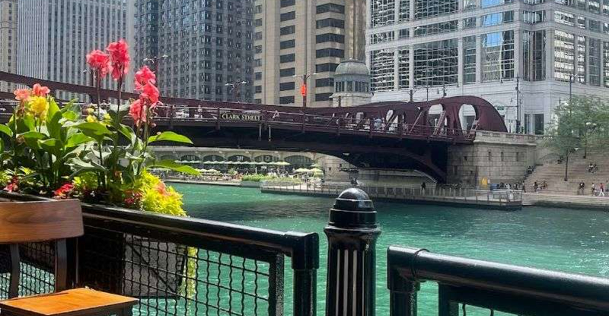 These 11 Riverside Cafés in Illinois Overlook Some of the State’s Most Beautiful Waterways