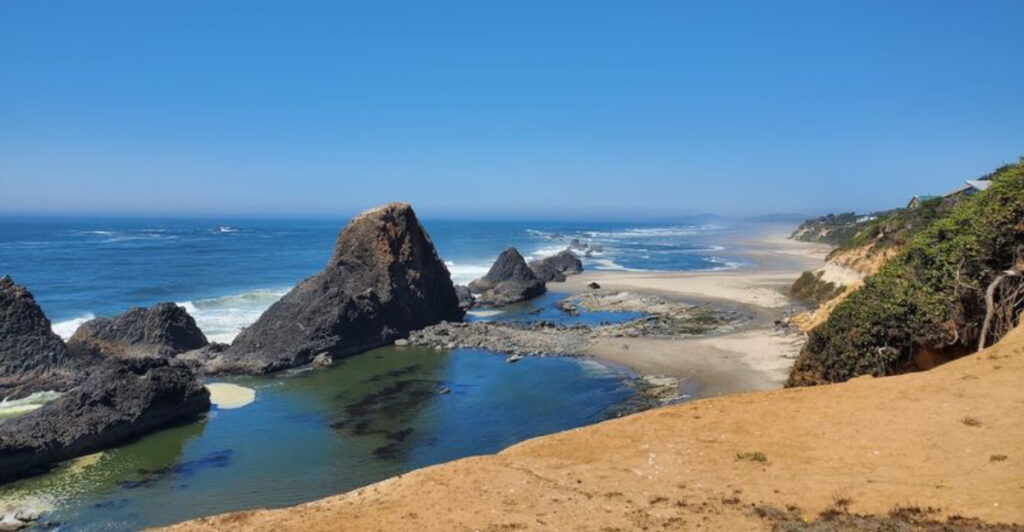 These 9 Oregon Spots Are Where Fossils, Agates, and Beach Glass Wash Ashore