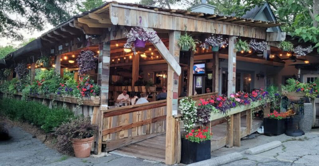 This Georgia Pub Feels Like An Adult Treehouse Beneath Atlanta’s Old Trees