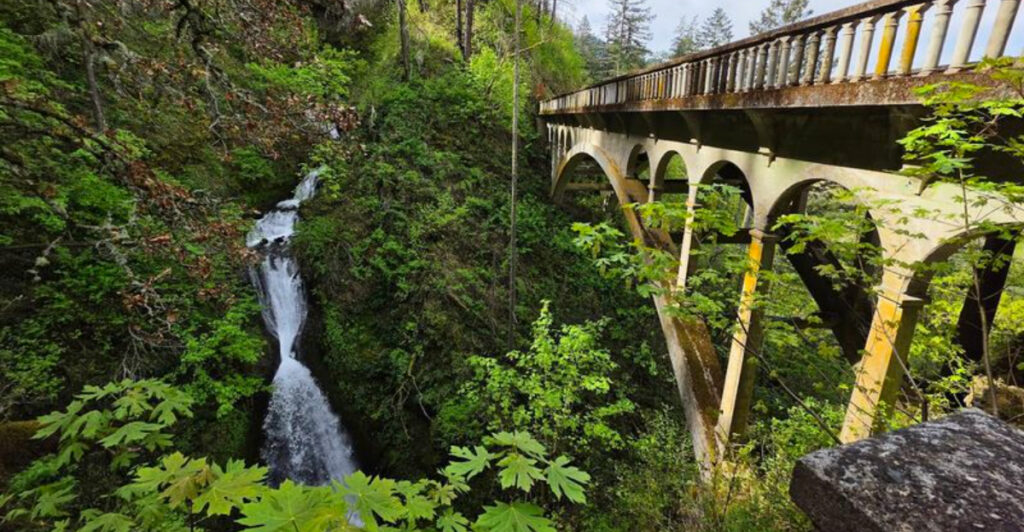 This Historic Oregon Highway Takes You Through Some of the State’s Most Beautiful Scenery