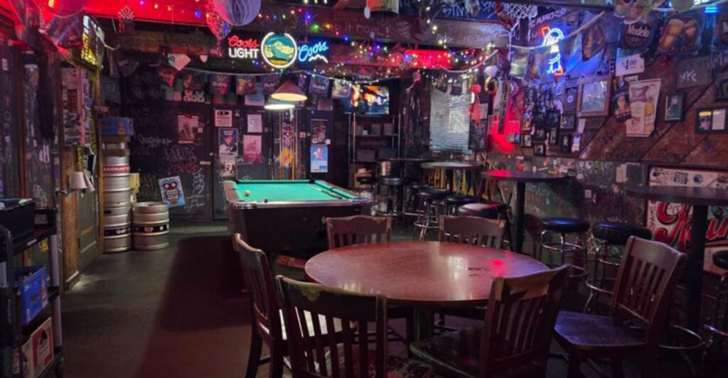 This Oregon Dive Bar in Portland Is Famous for Late-Night Fried Chicken Served With Giant Jojos