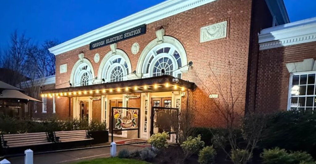 This Oregon Restaurant Fills a 1914 Train Station With Spaghetti and Railcars