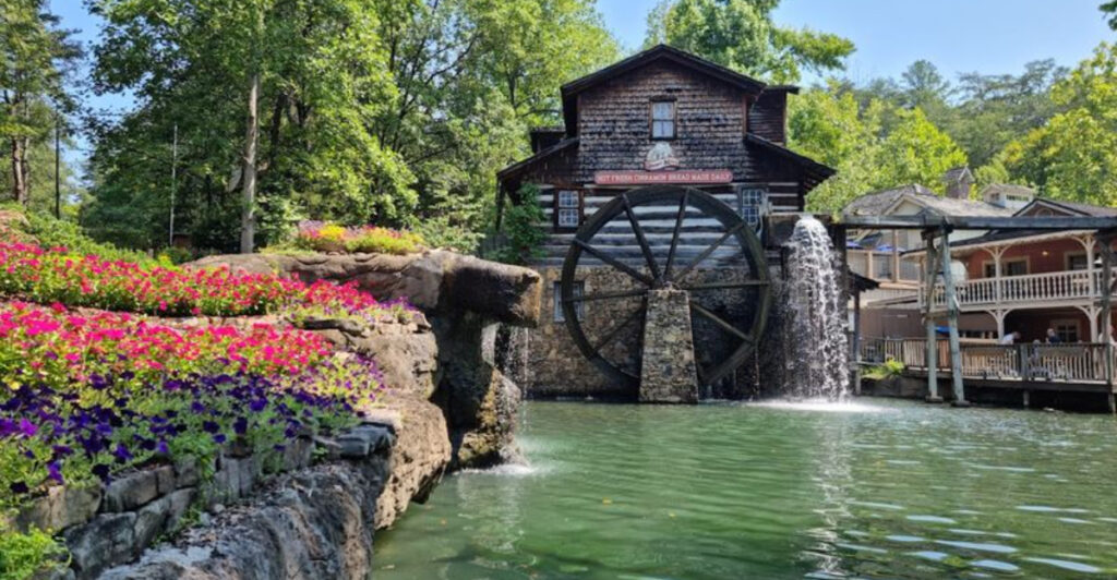 This Tennessee Landmark Turns A Smoky Mountain Day Trip Into A Full Family Escape