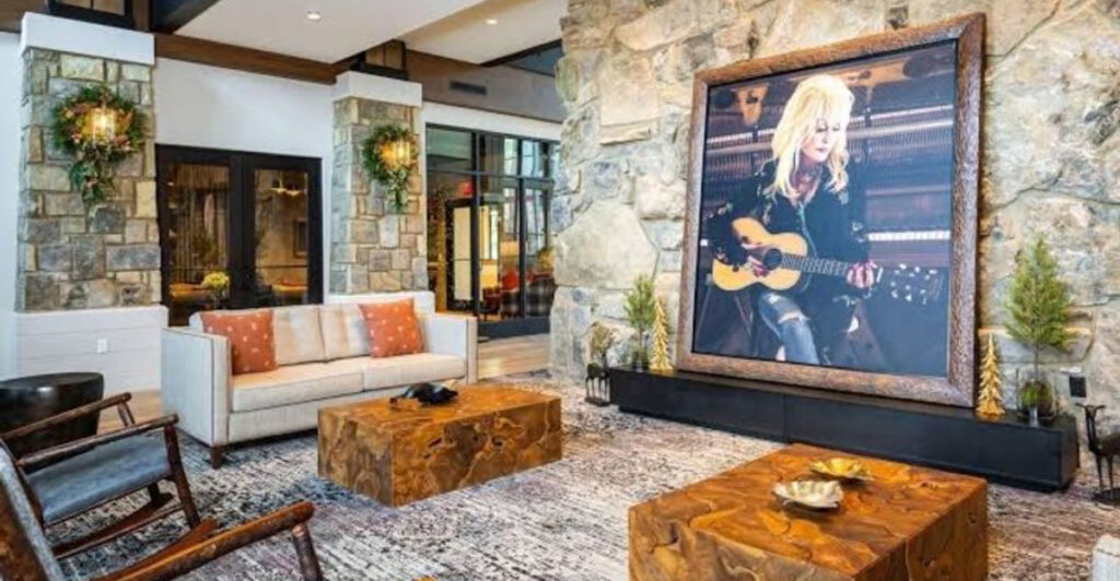 This Tennessee Lodge Brings Dolly Parton’s Smoky Mountain Memories To Life