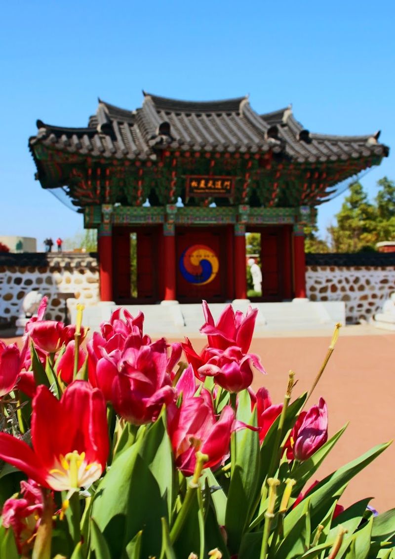 Through the Intricate Gateway of Hongsalmun Through the Intricate Gateway of Hongsalmun