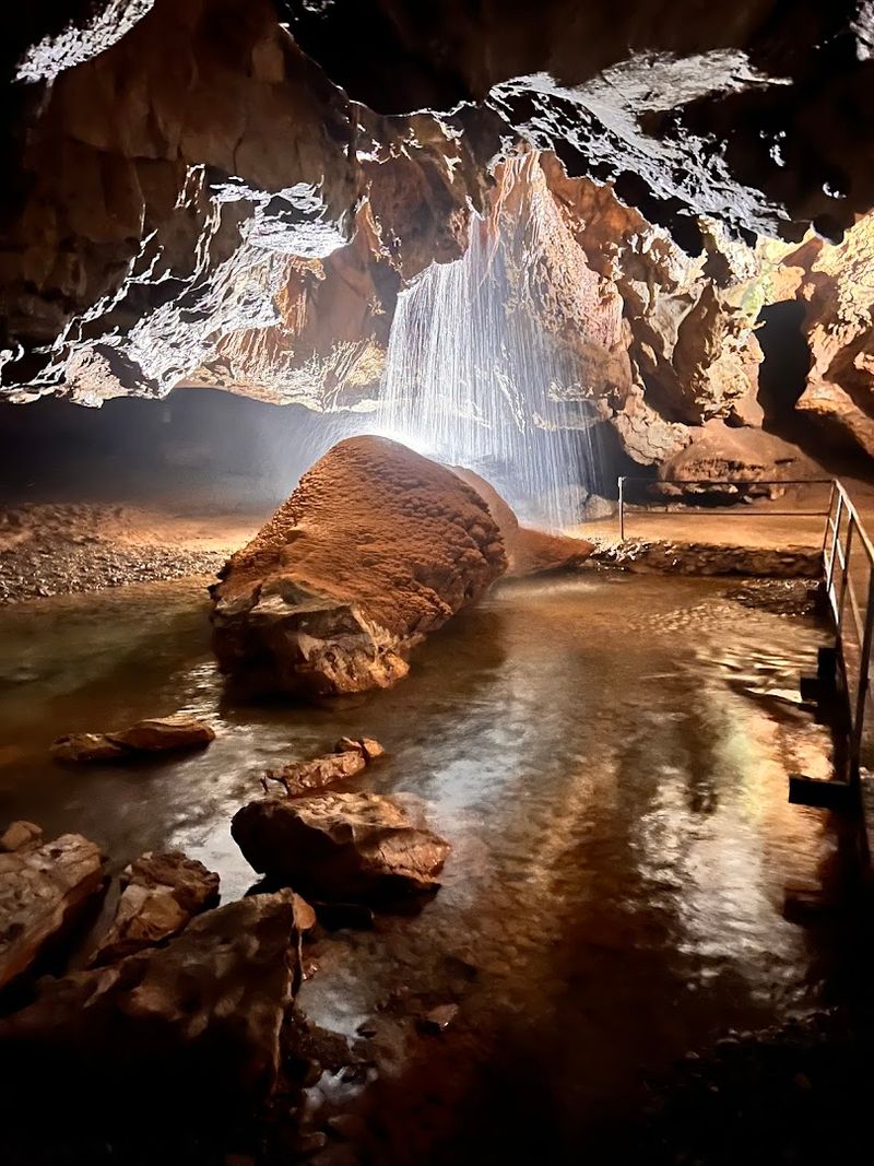 Underground Water That Never Stops Moving Underground Water That Never Stops Moving