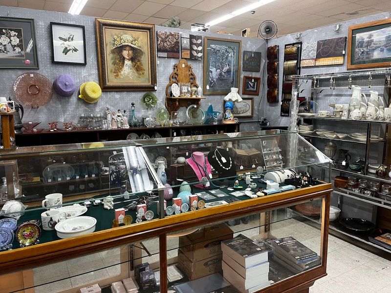 Vintage Jewelry Cases That Deserve a Second Look Vintage Jewelry Cases That Deserve a Second Look