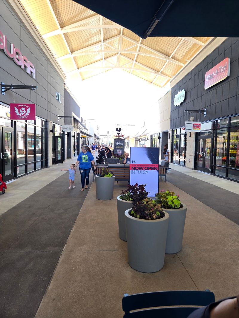A Brand-New Shopping Campus With Room to Breathe