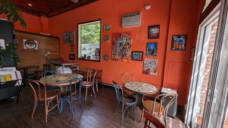 A Cheery Bistro With A Small-Cafe Pulse A Cheery Bistro With A Small-Cafe Pulse