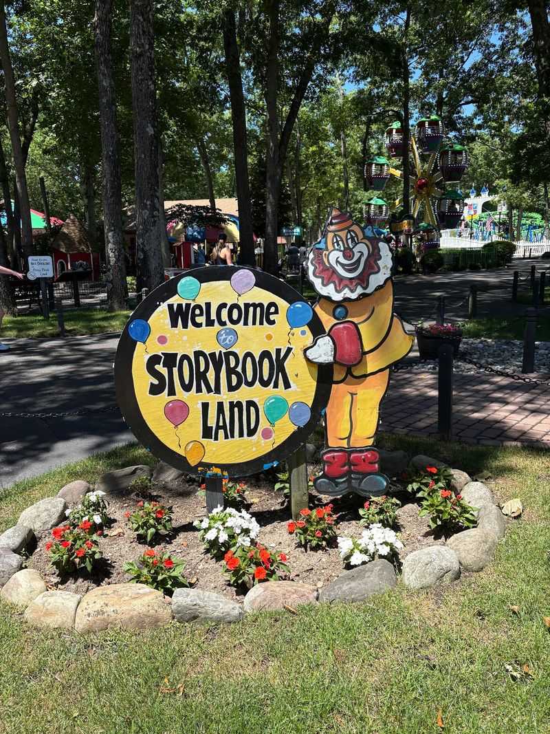 A Clean Park With Helpful Employees A Clean Park With Helpful Employees