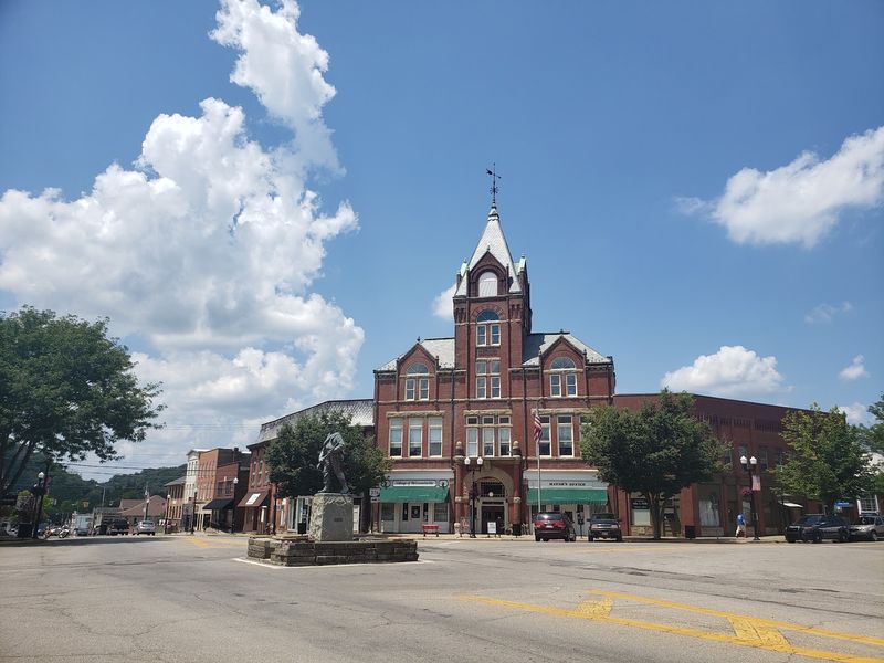 A County Seat With Old-Fashioned Bones A County Seat With Old-Fashioned Bones