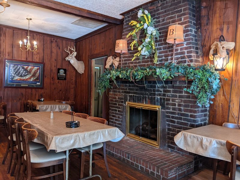 A Cozy Room With Small-Town Warmth A Cozy Room With Small-Town Warmth