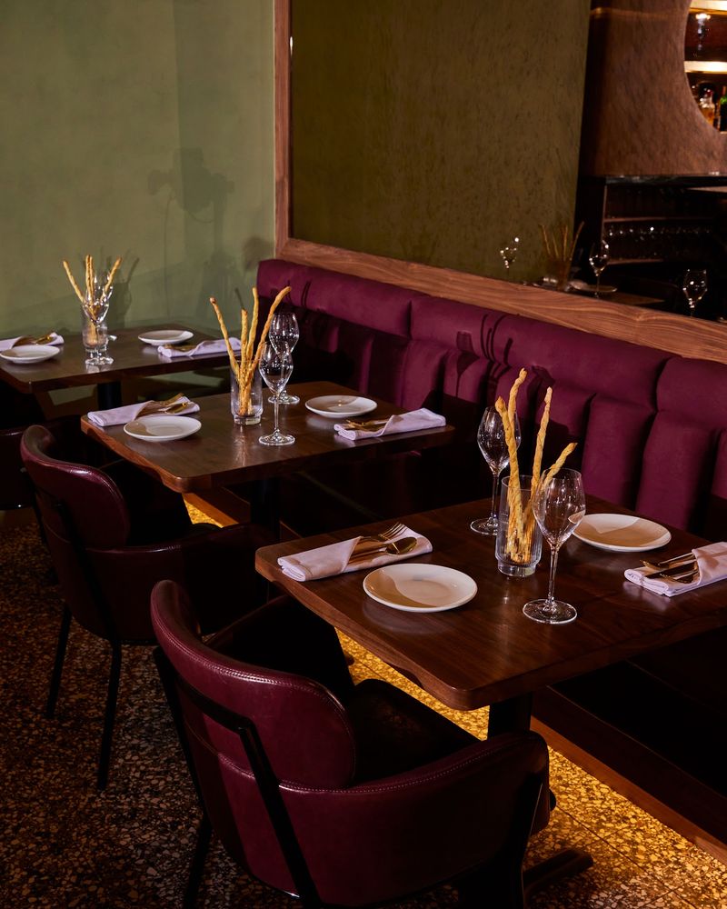 A Dining Room That Earns Its Atmosphere A Dining Room That Earns Its Atmosphere