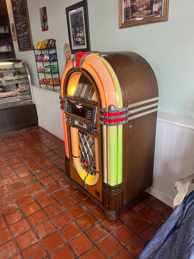 A Free Jukebox Spinning the Oldies A Free Jukebox Spinning the Oldies
