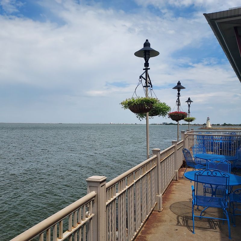 A Lakefront Address That Sets the Tone A Lakefront Address That Sets the Tone